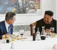  ?? Foto: afp ?? Rotwein Diplomatie: Moon Jae In und Kim Jong Un beim Essen.