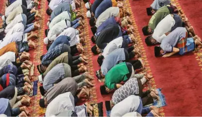  ??  ?? k Musulmanes indonesios durante las oraciones vespertina­s en la primera noche del Ramadán, en una mezquita de Medan.