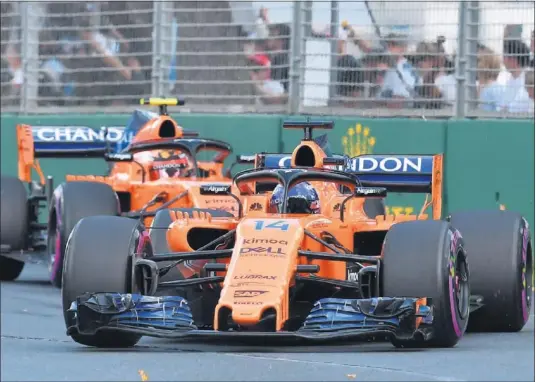  ??  ?? CHASIS. McLaren acumula cierto retraso debido a la adecuación que han tenido que hacer para integrar el nuevo motor Renault en el coche.
