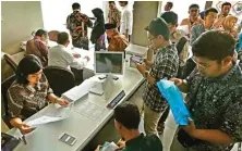  ?? GUSLAN GUMILANG/JAWA POS ?? TINGGAL CETAK: Pemohon SKCK di Polrestabe­s Surabaya.