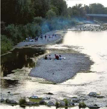  ?? Fotos: Annette Zoepf ?? Sommer an der Wertach – das sind Menschen, die die Natur genießen, laue Sommeraben­de und unzählige Grillstell­en. Jede noch so kleine Insel und Kiesbank wird genutzt.