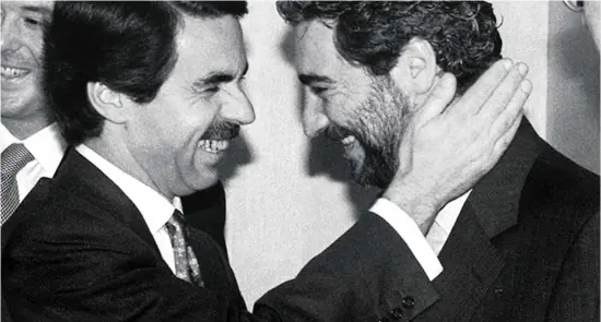  ?? EFE ?? José María Aznar junto a Miguel Ángel Rodríguez, artífice de la llegada del PP al poder, en una imagen de 1996