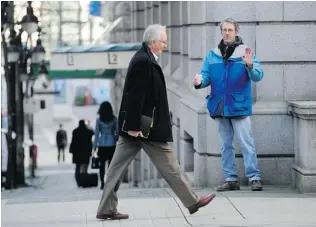  ?? NICK PROCAYLO/ PNG ?? Jay Barton, who is living in shelters and outdoors for a month, panhandles on West Hastings Street in Vancouver. Barton says drugs are 25- per- cent cheaper in Vancouver than they are in Toronto.