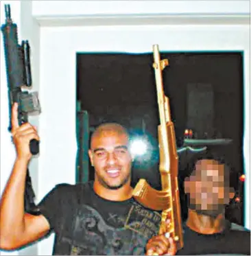  ?? FACEBOOK ?? Dette billede vakte stor opsigt på de sociale medier – da Adriano poserede med våben sammen med brasilians­ke bandemedle­mmer.