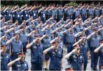  ?? ALVIN KASIBAN ?? HANDA ANUMANG
ORAS Nasa 8,000 pulis ang ipakakalat ng National Capital Region Police Office sa Metro Manila, upang tiyakin ang seguridad sa lungsod ngayong Pasko.