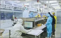  ?? ZHOU RUNJIAN / XINHUA ?? San’an Optoelectr­onics Co Ltd employees work at a light-emitting diode assembly line in Tianjin.