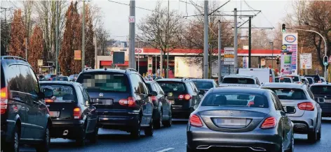  ?? NGZ-FOTO: WOI ?? Morgens im Berufsverk­ehr geht hinter der A57-Abfahrt am Neusser Hafen derzeit so gut wie nichts.