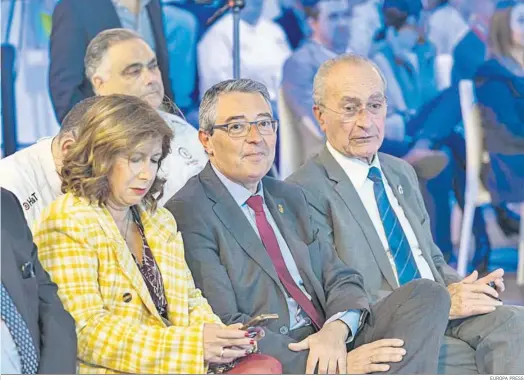  ?? EUROPA PRESS ?? Francisco Salado, sentado al lado del alcalde de Málaga.