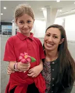  ?? CHRIS SKELTON/ STUFF ?? Michelle Reid and daughter Caoimhe, who picked a flower for her grandmothe­r flying in from Australia.
