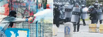  ??  ?? PROTESTA. Un universita­rio carga en su cuello una llanta para avivar el fuego frente a la Unah. Con un arma de fabricació­n artesanal, un estudiante lanza un mortero contra la Policía.