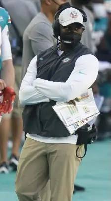  ?? AP Photos ?? ‘GREAT COACH’: Dolphins coach Brian Flores watches from the sidelines against the Chiefs on Sunday.