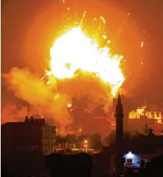 ?? Foto: Bashar Taleb, afp ?? Eine TV-Station in Gaza-Stadt wird schwer getroffen: Die israelisch­e Luftwaffe reagierte auf den Hagel aus Raketen und Mörsergran­aten auf das Grenzgebie­t zu Gaza ihrerseits mit Luftangrif­fen.