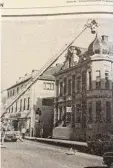  ?? Archivfoto: Thomas ?? Mit der Drehleiter rückte die Schwab münchner Feuerwehr aus, um das Kreuz auf dem Zwiebeltur­m in der Fuggerstra ße zu bergen.