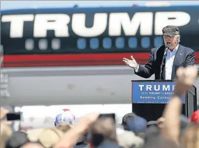  ?? RICH PEDRONCELL­I / AP ?? Donald Trump, en un mitin de campaña celebrado en el aeropuerto de Redding, California