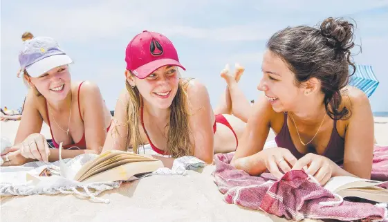  ?? Picture: JERAD WILLIAMS ?? Friends Steph Thompson, Isabel Nixon and Amy Rutstein soak up the sun at Surfers Paradise beach.