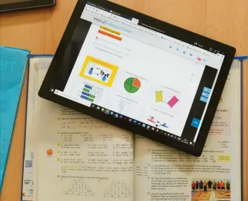  ?? Fotos: Ulrich Wagner ?? Lernen mit Tablet und Buch gleichzeit­ig: Das ist für viele Lehrer neu.