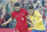 ?? Ansa ?? Sotto accusa Bekir Irtegun con la maglia della nazionale turca affronta il brasiliano Neymar durante un’amichevole a Istanbul nel 2014