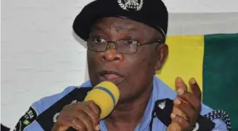  ??  ?? Kwara CP, Olusola Amore, smoking out criminals from their hideouts