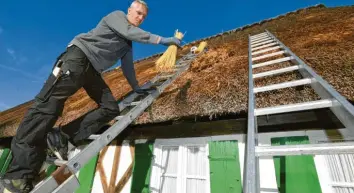  ??  ?? Matthias Teschke ist Dachwand-Abdichtung­stechniker und derzeit am Staudenhau­s in Oberschöne­nfeld im Einsatz, um dort das Reetdach zu reparieren. Foto: Marcus Merk