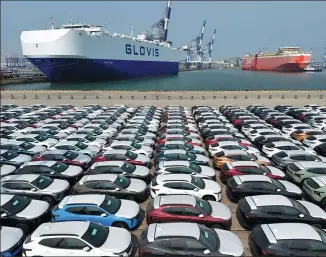  ?? TANG KE / FOR CHINA DAILY ?? Export-bound vehicles await shipment at Yantai port, Shandong province