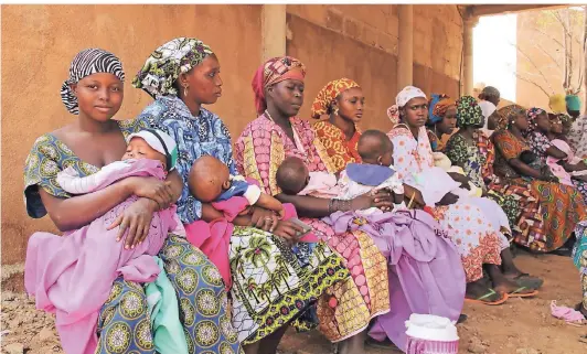  ?? FOTO: DPA ?? Mütter warten in einem Gesundheit­szentrum der Stadt Mopti in Zentral-Mali, um ihre Kleinkinde­r impfen zu lassen.