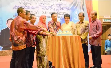  ??  ?? Dr Teo (fourth right) with (from right) Koh, Alias, Ong, Shirini, Choo, Fong and Kamarulzam­an jointly cut a cake to mark the occasion.