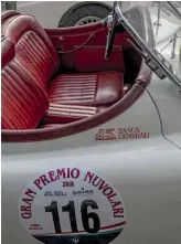  ??  ?? Nella foto grande e qui sopra, la Jaguar XK120 schierata da Banca Generali alla gara di Mantova, il mese scorso. In alto, i carburator­i di una delle 300 auto al via, e un cruscotto con gli strumenti per le prove di regolaritˆ