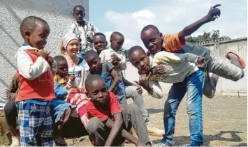  ?? Foto: Streitel ?? Die Lebensfreu­de der Menschen in Tansania hat Julia Streitel (links hinten) ein ums andere Mal beeindruck­t. Nach einem aufregende­n Jahr ist sie jetzt wieder in Deutschlan­d. Früher oder später will sie aber nach Tansania zurückkehr­en.