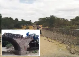  ??  ?? Constructi­on crew at work on Gunguhwe Bridge