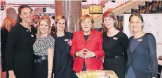  ?? F: WIRSEL ?? Angela Merkel (3.v.r) bedankte sich beim Orga-Team (v.l.): Katja Onkelbach, Lisa Zabot, Lena Reuter, Kathrin Schlickman­n, Kathrin Schröder-Böcker (v.l.)