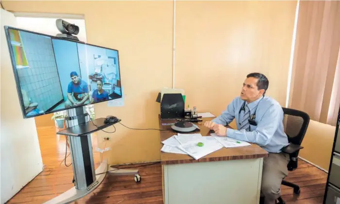  ?? JOSÉ CORDERO ?? El médico endocrinól­ogo Luis Guillermo Elizondo, del Hospital Calderón Guardia, dedica dos horas a la semana de su tiempo total de consultas a hacer “telemedici­na”.