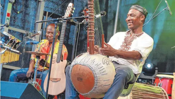  ?? FOTOS: PETER SCHLIPF ?? Der afrikanisc­he Weltmusike­r Adjiri Odametey (rechts) sorgte mit seiner Band am Samstagabe­nd auf der Bühne am Torhaus für gute Stimmung.