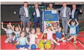  ?? FOTO: STADTWERKE ?? Mit den Kindern vom TSV Kaldenkirc­hen freuten sich im Vorjahr (v.l.n.r.) Jürgen Hendricks, Norbert Dieling, Manfred Bartsch, Christian Wagner, Harald Rothen.