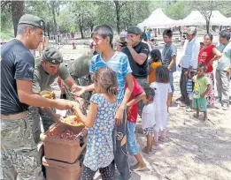  ?? FERNANDO FONT / ENVIADO ESPECIAL ?? El Ejército ayuda a los damnificad­os