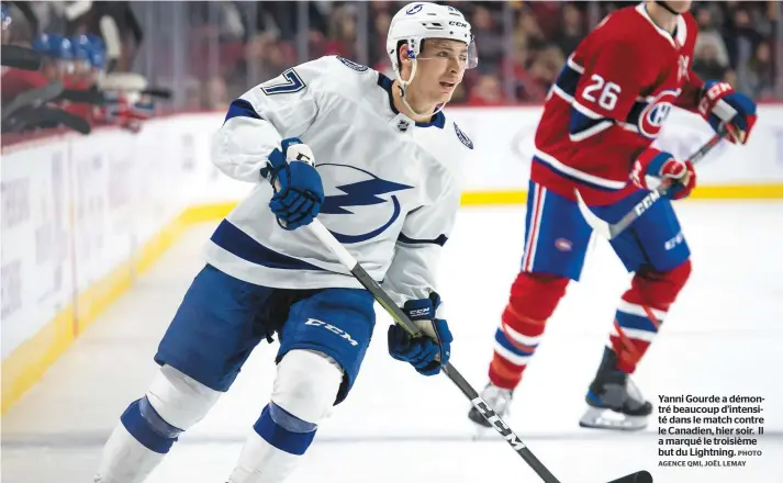  ?? PHOTO AGENCE QMI, JOËL LEMAY ?? Yanni Gourde a démontré beaucoup d’intensité dans le match contre le Canadien, hier soir. Il a marqué le troisième but du Lightning.