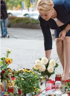  ?? Foto: Sebastian Kahnert, dpa ?? SPD Familienmi­nisterin Franziska Giffey gedenkt des ermordeten 35 jährigen Chem nitzers. „Wir handeln, gehen hin, hören zu“, verspricht sie.