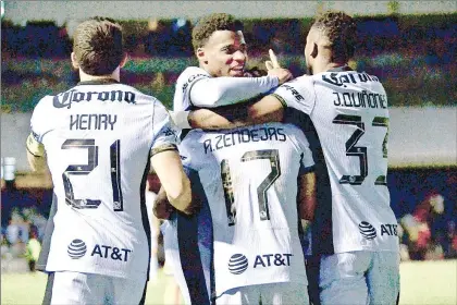  ?? Foto Afp ?? ▲ Alejandro Zendejas es felicitado por el gol que sentenció la derrota de Tigres por 2-0 en el estadio Azteca.