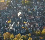  ??  ?? Blick auf die Lenneper Altstadt mit der Evangelisc­hen Stadtkirch­e in der Mitte.