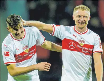  ?? FOTO: IMAGO ?? Lachend – hier Antonis Aidonis (li.) und Andreas Beck – sah man den VfB selten in der Hinrunde.