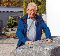  ?? Fotos: Jakob Stadler ?? Warum liegt der Steinquade­r vor der Kirche? Jerszynski hat sich auf die Suche nach den Geschichte­n in seinem Ort gemacht.