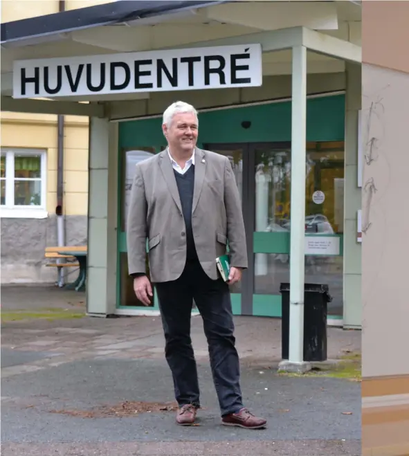  ??  ?? BESÖK. Centerpart­iets vice ordförande, Anders W Jonsson, besöker Dalslands sjukhus i Bäckefors.