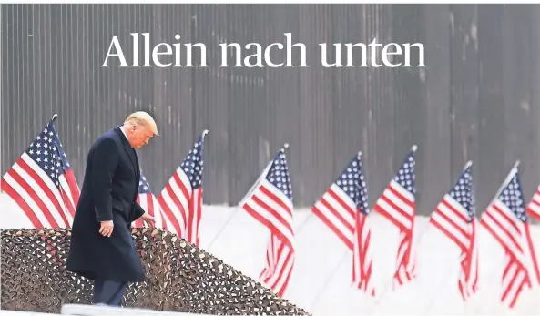  ?? FOTO: DELCIA LOPEZ/AP ?? Donald Trump steigt am Dienstag vor einer Rede an der mexikanisc­hen Grenzmauer eine Treppe hinunter.