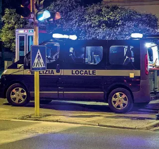  ??  ?? Appostamen­to Un furgoncino della polizia locale in appostamen­to I vigili stanno controllan­do tutto il territorio cittadino per garantire la sicurezza dei residenti