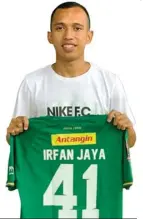  ?? INSTAGRAM ?? PERANGI KORONA:
Irfan Jaya dengan jersey yang dia lelang.