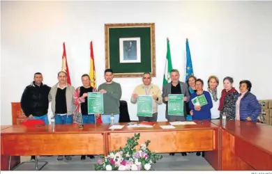  ?? MÁLAGA HOY ?? Representa­ntes de la AECC y del Ayuntamien­to de Álora, tras la firma del acuerdo.