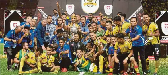  ?? AHMAD IZAM PIC BY NUR ADIBAH ?? Perak players with the Malaysia Cup trophy after their victory over Terengganu at Shah Alam Stadium on Saturday.