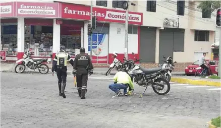  ?? PROCEDIMIE­NTO. ?? Momentos en que el personal policial del SIAT realizaba las pericias técnicas para determinar las circunstan­cias del accidente de tránsito.