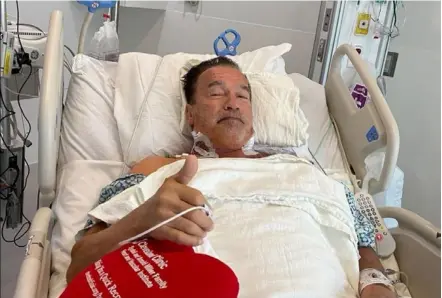  ??  ?? Triunfal. Así se mostró Arnold Schwarzene­gger tras pasar por su tercer cirugía de corazón. Foto IG