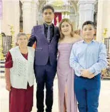  ?? ?? FELIZ EL nuevo profesioni­sta junto a su querida familia