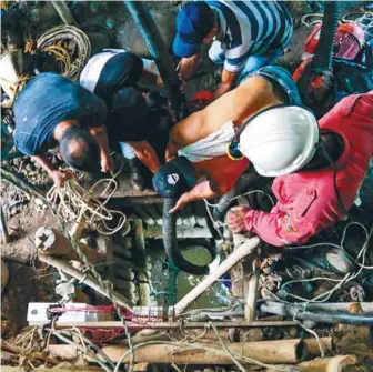  ?? / EFE ?? En la operación se han usado motobombas para extraer el agua de la mina.